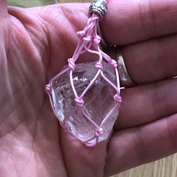 Raw crystal quartz necklace handmade macrame pouch crystal clear stone chunky - Picture 4 of 6
